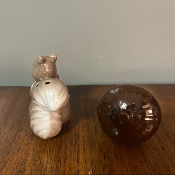 vintage squirrel and acorn salt and pepper shaker set. - Picture 3 of 9